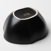 Салатник керамический неровный край &laquo;Чёрная&raquo;, 600 мл, 17 см, цвет чёрный