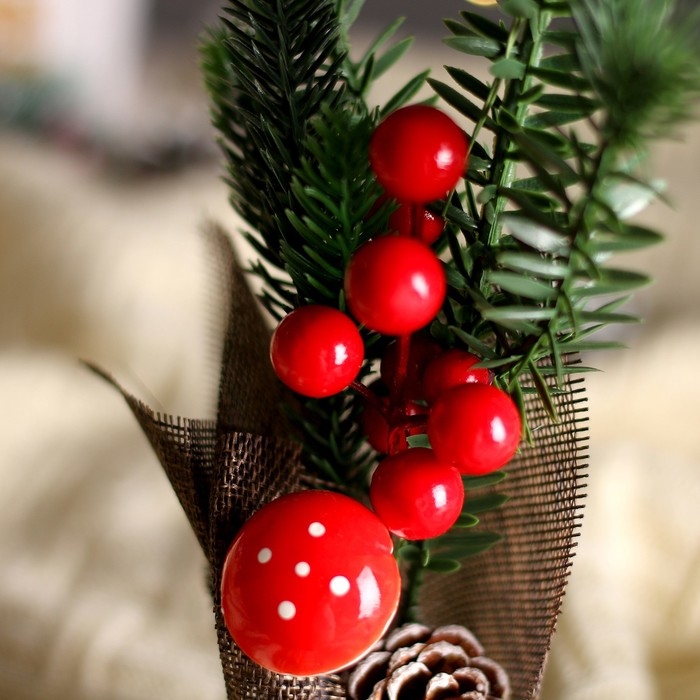 Новогодняя композиция &laquo;Веточка с ягодками&raquo; 15 &times; 15 &times; 29 см