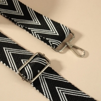 Ручка для сумки «Стрелки тройные», с карабинами, 139 ± 3 × 3,8 см, цвет чёрный/белый Ручка для сумки «Стрелки тройные», с карабинами, 139 ± 3 × 3,8 см, цвет чёрный/белый