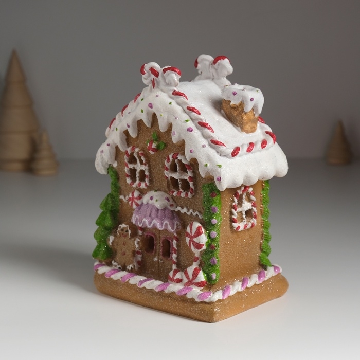 Сувенир полистоун свет Сувенир полистоун свет "Пряничный домик с ёлкой, пряничкой и леденцами" 12,5х9,5х17 см