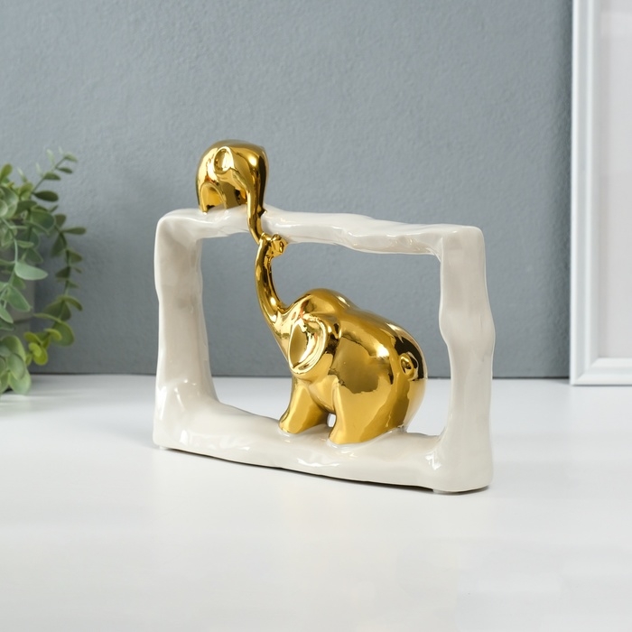 Сувенир керамика "Слон со слонёнком - касание. Прямоугольник" белый с золотом 6х23х16,5 см   1032364