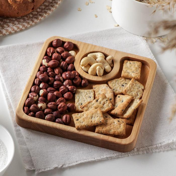 Менажница квадратная Доляна &laquo;Римини&raquo;, 18&times;18&times;1,8 см, 2 секции, берёза, пропитана маслом