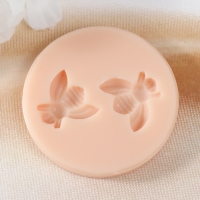 Молд силикон "Две осы" 2х2,2х0,4 2х2,2х0,4 см Молд силикон "Две осы" 2х2,2х0,4 2х2,2х0,4 см