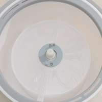 Швабра с отжимом и ведром Raccoon: ведро с подачей воды 19,5&times;31 см, швабра 23&times;135 см, насадка из микрофибры d=23 см