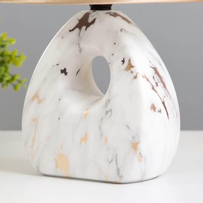 Настольная лампа "Аморет" E14 40Вт белый-золото 20х20х30 см RISALUX