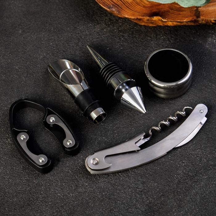 Винный набор: штопор, аэратор, каплеулавливатель, пробка для бутылки вина и нож для фольги «C уважением». Винный набор: штопор, аэратор, каплеулавливатель, пробка для бутылки вина и нож для фольги «C уважением».