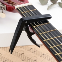 Каподастр Music Life, черный, пластиковый Каподастр Music Life, черный, пластиковый