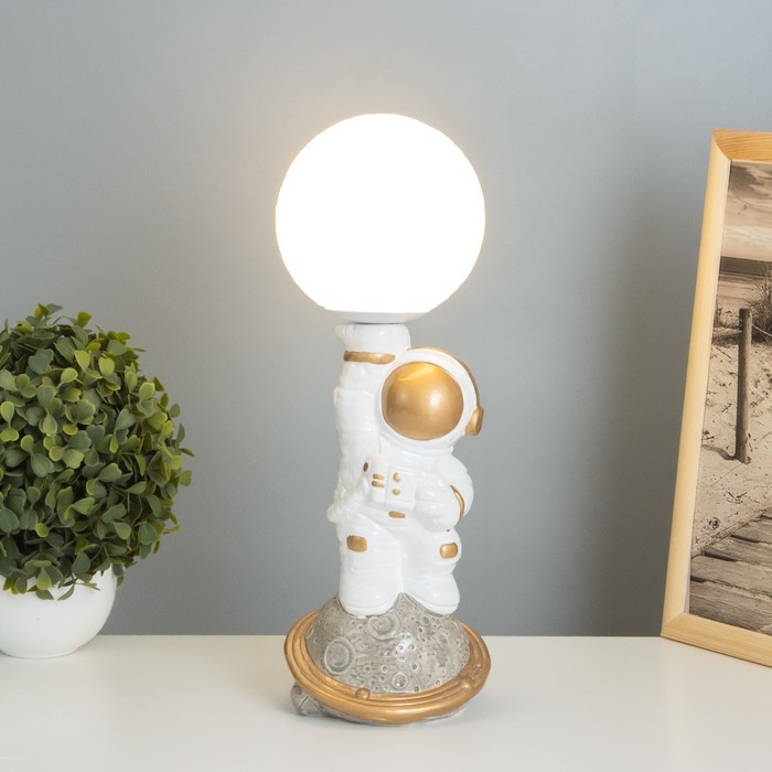 Лампа настольная Лампа настольная "Космонавт с луной" 1х40Вт Е14 белый/золото 12,5х12,5х33см