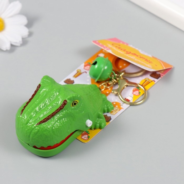 Брелок пластик с карабином Брелок пластик с карабином "Динозавр-зубастик" закрывается при нажатии на зуб 5х7,5х4,5 см 1049898