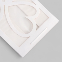 Пакет подарочный с фигурным окном, 25 х 18 х 35 см, белый Пакет подарочный с фигурным окном, 25 х 18 х 35 см, белый