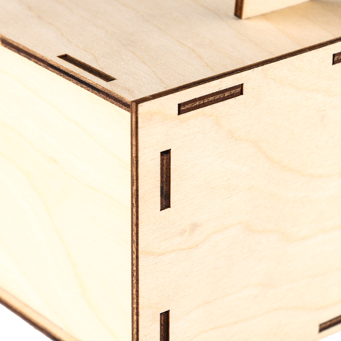 Деревянный скворечник - кормушка для птиц, закрытая Деревянный скворечник - кормушка для птиц, закрытая