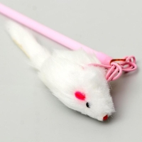 Дразнилка-удочка с белой мышью, палочка микс цветов Дразнилка-удочка с белой мышью, палочка микс цветов