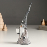 Сувенир полистоун "Дед Мороз в сером наряде и длинном колпаке, с подарком" 6,2х5,2х18 см Сувенир полистоун "Дед Мороз в сером наряде и длинном колпаке, с подарком" 6,2х5,2х18 см