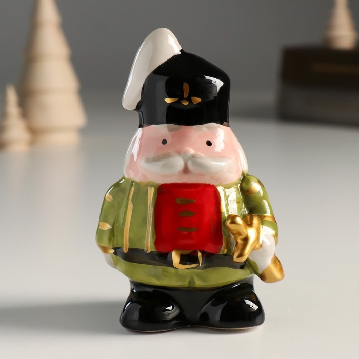 Сувенир керамика Сувенир керамика "Усатый щелкунчик в зелёном камзоле с мечом" 11,5х7,3х6 см