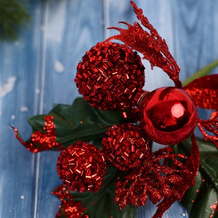 Декор "Зимние грезы" красные шары листья веточки, 16 см