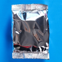 Подарочный набор &laquo;Волшебного нового года&raquo;: чай чёрный 50 г., арахис в белой шоколадной глазури 100 г., ананас в белом шоколаде 100 г., крем-мед с клубникой 120 г.