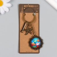 Брелок металл, стекло с карабином "Морская звезда и рыбки в медальоне" бронза 9,5 см Брелок металл, стекло с карабином "Морская звезда и рыбки в медальоне" бронза 9,5 см