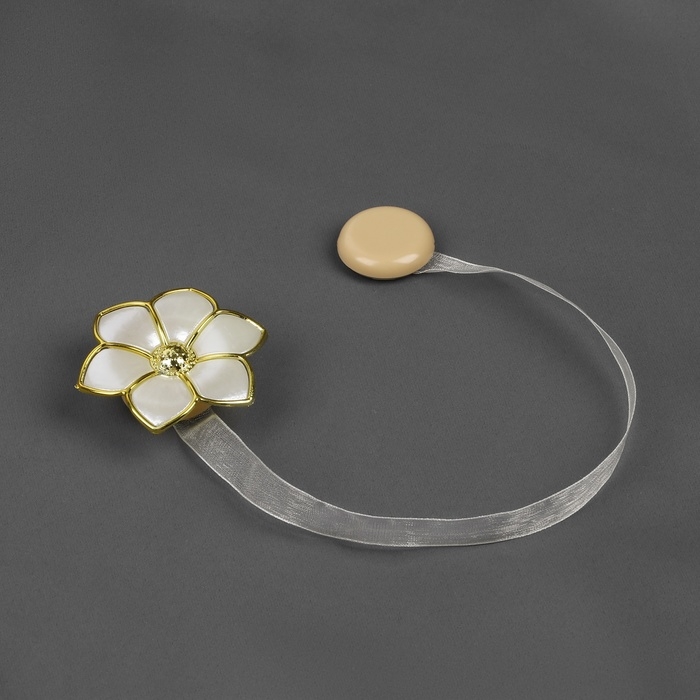Подхват для штор «Цветок», d = 5,5 см, цвет молочный/золотой Подхват для штор «Цветок», d = 5,5 см, цвет молочный/золотой