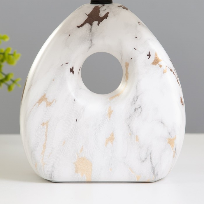 Настольная лампа "Аморет" E14 40Вт белый-золото 20х20х30 см RISALUX