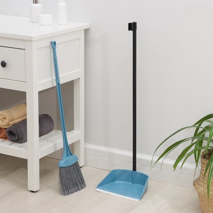 Веник с совком «Ленивка», 19,5×25×90 см, цвет голубой Веник с совком «Ленивка», 19,5×25×90 см, цвет голубой