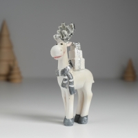 Сувенир полистоун "Олень с серебристыми рожками, с белыми подарками на спине" 5,5х2х11,5 см Сувенир полистоун "Олень с серебристыми рожками, с белыми подарками на спине" 5,5х2х11,5 см