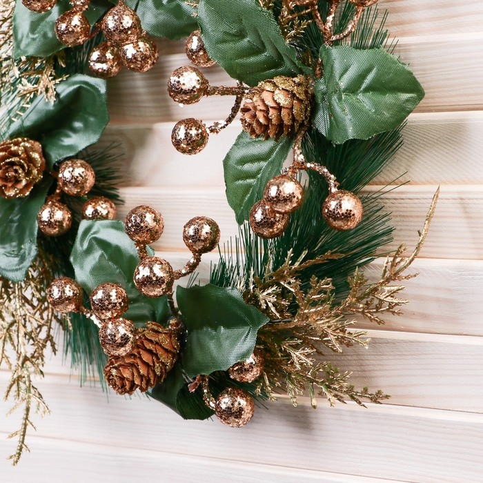 Венок новогодний d-19 см "Элит" ягодки шишки веточки, золото