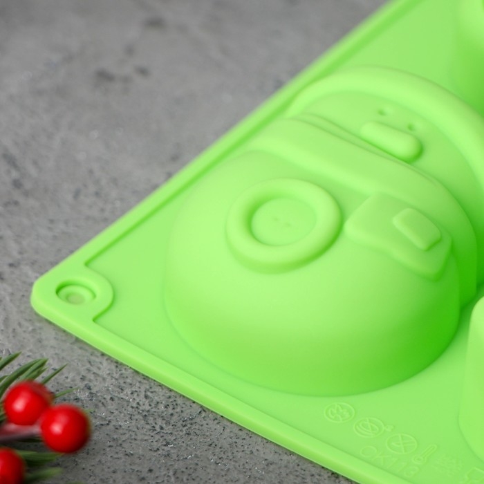 Форма для выпечки новогодняя Доляна &laquo;Новый год&raquo;, силикон, 27&times;17&times;3 см, 6 ячеек (8&times;7&times;3 см), цвет зелёный