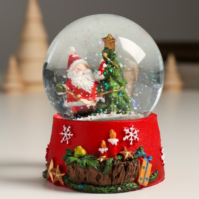 Сувенир полистоун водяной шар Сувенир полистоун водяной шар "Дедушка Мороз вешает гирлянду на ель" 7х8х9 см