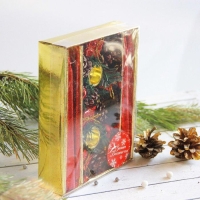 Свеча новогодняя с подсвечником "Красные шишки и подарки" (набор 4 шт) 4х13х17 см, красный Свеча новогодняя с подсвечником "Красные шишки и подарки" (набор 4 шт) 4х13х17 см, красный