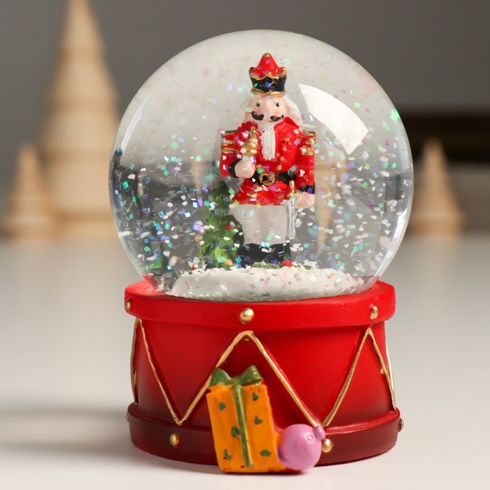 Сувенир полистоун водяной шар "Щелкунчик у ёлки" 7х8х9 см