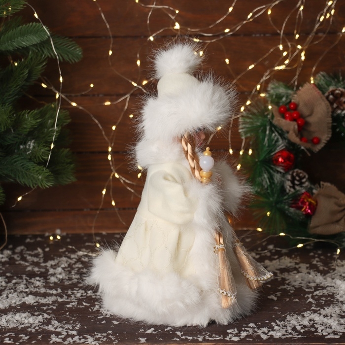 Снегурочка "В пушистой шубке, с фонариком" двигается, с подсветкой,  30х18 см, молочный