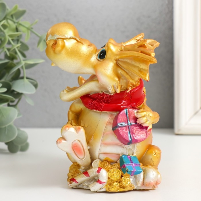 Копилка полистоун Копилка полистоун "Дракон золотистый в новогоднем шарфе с подарками" МИКС 8,5х11х12,5 см