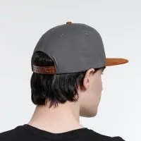 Бейсболка Foreside с прямым козырьком, серая с коричневым Бейсболка Foreside с прямым козырьком, серая с коричневым