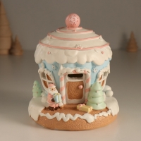 Сувенир полистоун свет "Пряничный домик-кекс, с дедом Морозом" зефирный 12х12х14 см Сувенир полистоун свет "Пряничный домик-кекс, с дедом Морозом" зефирный 12х12х14 см