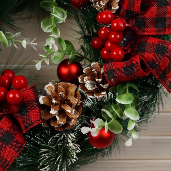 Венок новогодний d- 26 см "Уютная сказка" бантики в клетку шишки шарики