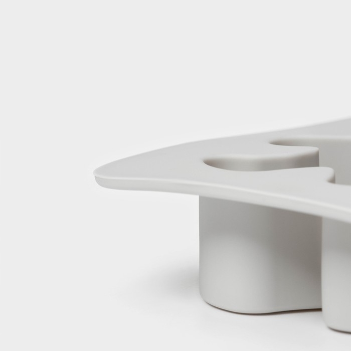 Форма для выпечки новогодняя Доляна &laquo;Новогодние пряники&raquo;, силикон, 6 ячеек, 25,5&times;17,5&times;2,5 см, цвет серый