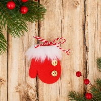 Мягкая подвеска "Варежка пушистая с пуговками" 7,5х6 см, бело- красный Мягкая подвеска "Варежка пушистая с пуговками" 7,5х6 см, бело- красный