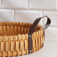 Поднос - корзинка для завтрака Доляна &laquo;Массив&raquo;, с ручками из искусственной кожи, d=35 см