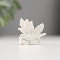 Сувенир полистоун "Голубки на книге" МИКС 3,8 см