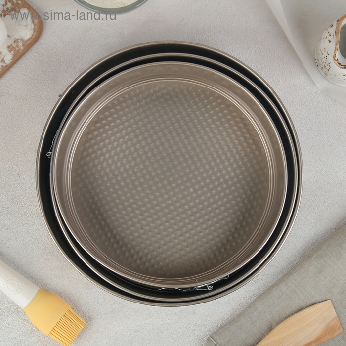 Набор форм для выпечки Доляна «Круг. Рэнди», 3 предмета: d=24/26/28 см, съёмное дно, антипригарное покрытие, цвет золотой Набор форм для выпечки Доляна «Круг. Рэнди», 3 предмета: d=24/26/28 см, съёмное дно, антипригарное покрытие, цвет золотой