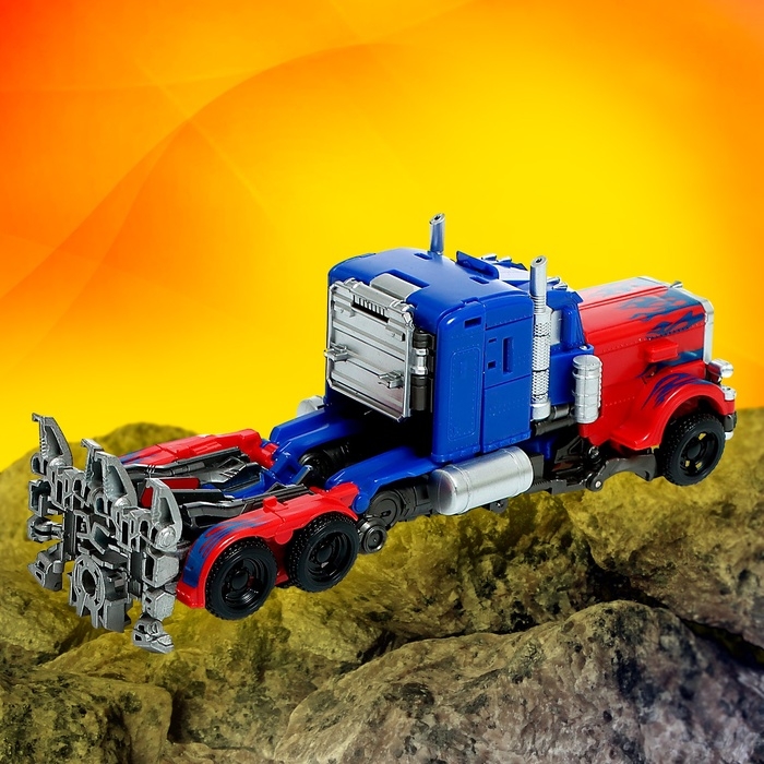 Робот &laquo;Предводитель&raquo;, трансформируется, с элементами из металла