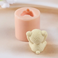 Молд силиконовый "Мишка руки у ушей" (издел. 4х3,5х4,5см) Молд силиконовый "Мишка руки у ушей" (издел. 4х3,5х4,5см)