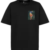 Футболка оверсайз &laquo;Мужчина с жемчужной сережкой&raquo;, черная, размер M/L