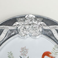 Фоторамка пластик 15х20 см "Овал с серебристыми розами" серая 23х18х1,5 см Фоторамка пластик 15х20 см "Овал с серебристыми розами" серая 23х18х1,5 см