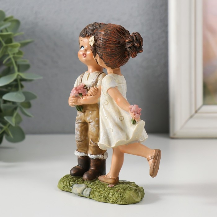 Сувенир полистоун Сувенир полистоун "Малыши на прогулке - первый поцелуй" 9,5х4,5х12,5 см