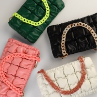 Цепочка для сумки, пластиковая, с карабинами, 23 &times; 17 мм, 68 см, цвет розовый/золотой