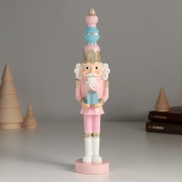 Сувенир полистоун "Щелкунчик в розовом мундире, с подарком" 4,5х4,5х21 см
