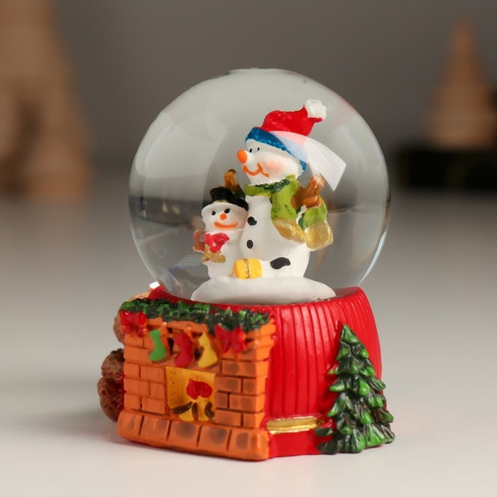Сувенир полистоун водяной шар Сувенир полистоун водяной шар "Дед Мороз/Снеговик у камина" МИКС 5,5х5х6,5 см