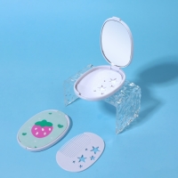 Зеркало складное &laquo;Клубника&raquo;, с расчёской, 6,5 &times; 9,5 см