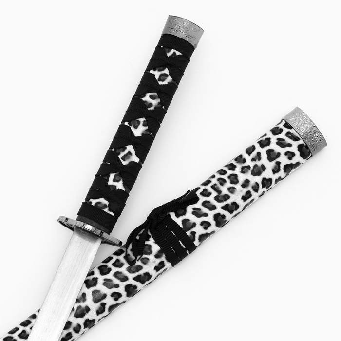 Сувенирное оружие «Катана на подставке», темно серые ножны под леопарда, 89см Сувенирное оружие «Катана на подставке», темно серые ножны под леопарда, 89см